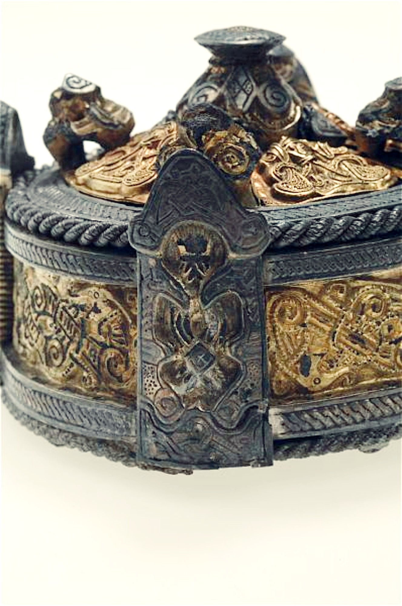 More than fashion: the social significance of Viking Age Gotland’s box brooches